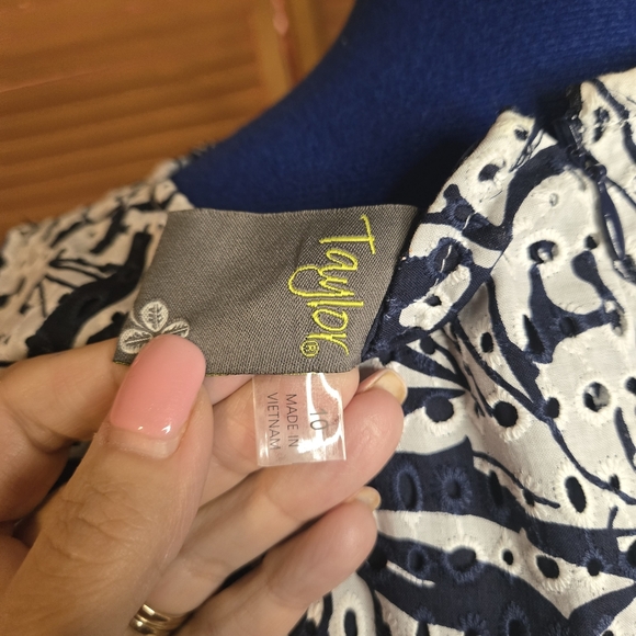 Taylor Elegant Blue and White Eyelet Patterned Sleeveless Dress - Picture 3 of 4